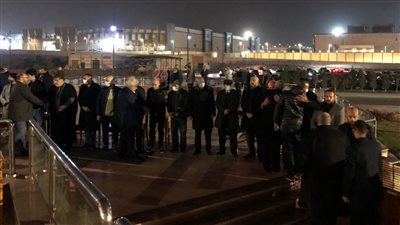 أبناء الفنانة غادة عادل يستقبلون عزاء عمهم جمال الهواري بمسجد المشير وسط حضور نجوم الفن | فيديو 