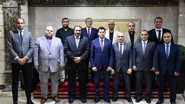 وزير الرياضة يلتقي