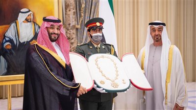 محمد بن زايد يُقلد ولي عهد السعودية وسام زايد تقديرا لعلاقات البلدين | فيديو