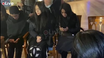 انهيار ابنة شقيق المخرج مجدي الهواري في عزاء والدها | فيديو