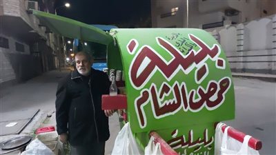 تدفئة أهالي بورسعيد في ليالي الشتاء.. عم مصطفى يبيع حمص الشام والبليلة على عربة يد | صور وفيديو 