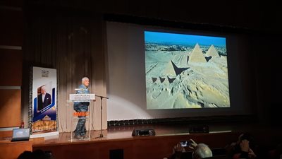 زاهي حواس يلقي محاضرة عن الاكتشافات الأثرية المصرية بالمتحف القومي للحضارة المصرية | صور 