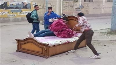 بث مباشر | تفاصيل ضبط شخصين لتصويرهما فيديو غنائي على سرير في الشارع بالدقهلية
