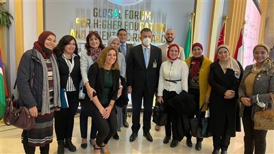 رئيس جامعه عين شمس يتفقد جناح جامعة عين شمس بالمنتدى العالمي للتعليم العالي والبحث العلمي