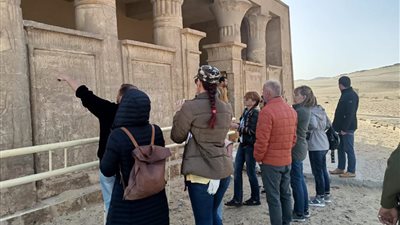 وفد سياحي من دولتي إسبانيا وبلغاريا يزور المناطق الأثرية بالمنيا
