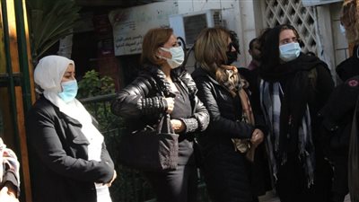 انتهاء صلاة الجنازة على جثمان والدة شافكي المنيري | صور