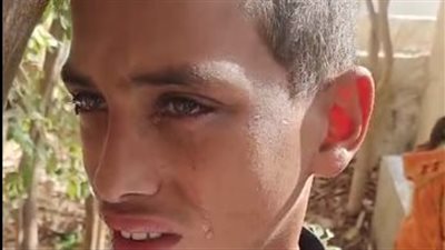  نجل المجني عليه في واقعة الإسماعيلية من أمام قبره: مش مصدق إن أبويا مات| فيديو