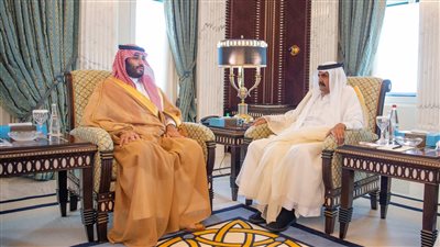  ولي العهد السعودي يلتقي والد أمير قطر خلال زيارته إلى الدوحة |صور