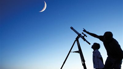 دعاء رؤية الهلال حصن المسلم.. اللهم أهله علينا بالأمن والإيمان 