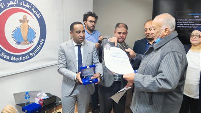 نقابة أطباء البحر الأحمر تكرم أبطال الجيش الأبيض والمحالين على المعاش