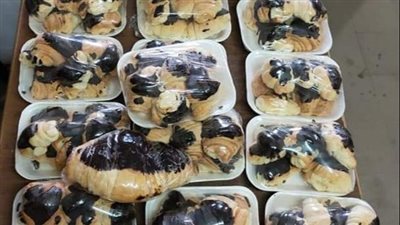 ضبط أكثر من 200 قطعة مخبوزات بالحشرات بالقرب من مدرسة في البحيرة | صور 