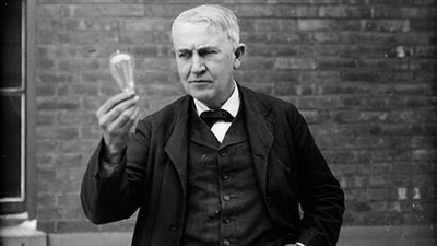 هل أفنى توماس إديسون حياته في اختراع المصباح الكهربائي فقط؟
