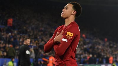 تفوق على صلاح.. أرنولد يفوز بجائزة لاعب الشهر في ليفربول