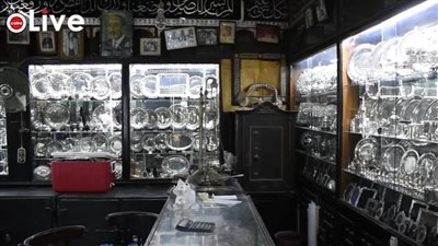 مقتنيات نادرة للملكين فاروق وفؤاد في حيازته.. زكي بطرس صاحب أقدم محل فضة وأنتيكا في مصر