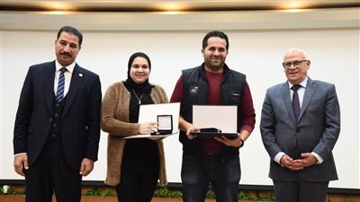 محافظ بورسعيد يكرم المتميزين خلال احتفالية اليوم العالمي لمكافحة الفساد | صور