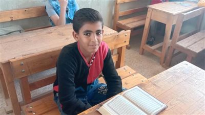 طالب إعدادي بسوهاج يحفظ القرآن الكريم ويجيد الإنشاد بصوت عذب.. تعرف على الموهبة