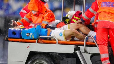 نقل لوزانو إلى المستشفى بعد تعرضه لإصابة خطيرة في مباراة ليستر ونابولي | صور