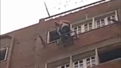 إنقاذ شاب حاول الانتحار قفزًا من الطابق السابع في الجيزة | فيديو 