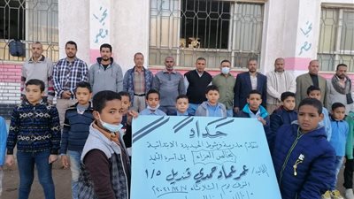 حزنًا على فراقه.. تلاميذ مدرسة ابتدائية في قنا ينعون زميلهم بالدموع| فيديو 