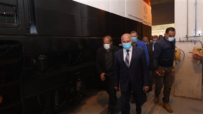 وزير النقل يتابع إصلاح جرارات السكك الحديدية في ورش إيرماس