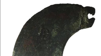 بعد إعادة 95 قطعة أثرية.. مزاد إسرائيلي يعرض بلطة فرعونية من البرونز للبيع | صور 