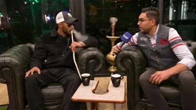 بالشيشة.. محمد رمضان يُثير الجدل أثناء حواره التليفزيوني بالعراق | فيديوجراف