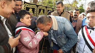 رئيس هيئة النظافة يُقبل أيادي الأطفال من قادرون باختلاف.. وقرارات هامة للعاملين بالهيئة من ذوي الهمم 