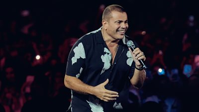 بحضور كامل العدد.. عمرو دياب يحيي حفله بـ مهرجان ميدل بيست | فيديو