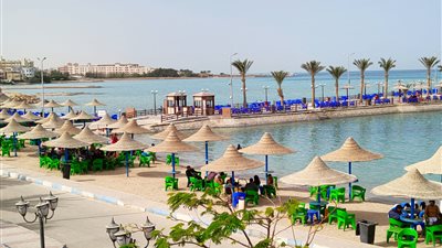 طقس مشمس وأجواء دافئة على شواطئ مدينة الغردقة وسط إقبال من السائحين | صور 