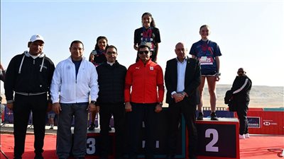 أشرف صبحي يكرم الفائزين في النسخة الثالثة من نصف ماراثون الأهرامات | فيديو