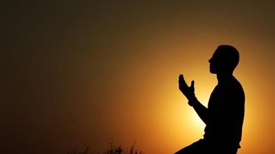 أوقات استجابة الدعاء.. بين الأذان والإقامة وعند شرب ماء زمزم و10 أوقات أخرى 