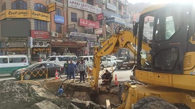 إغلاق جزئي بميدان المسلة بالفيوم بسبب كسر مفاجئ لخط مياه 10 بوصة | صور