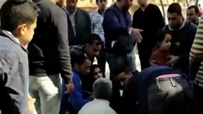 توك توك طائش يطيح بـ سيدة خلال عبورها الطريق في طنطا