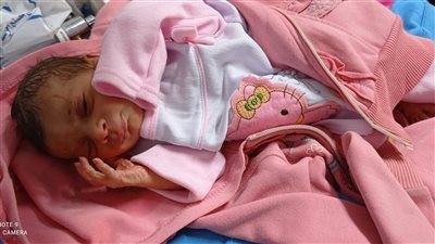 حبر أزرق.. شكوك حول الوالدين في العثور على رضيعة أمام شقة بالشروق 