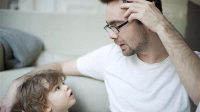 الحديث بنبرة صوت عالية مع الأطفال يساعدهم على صنع الكلمات |دراسة 