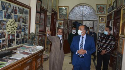 نائب محافظ المنيا يزور معرض الفنان العالمي حسن الشرق