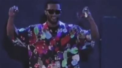 مستعينًا بـ أغنية صباح.. محمد رمضان يعلق على إهداء الجمهور ساعات له خلال حفله بالعراق