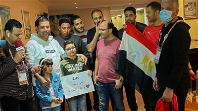 وائل جمعة يسلم مشجعا مصريا قميص أحمد سيد زيزو | صور