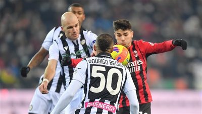 ميلان يسقط في فخ التعادل أمام أودينيزي في الدوري الإيطالي