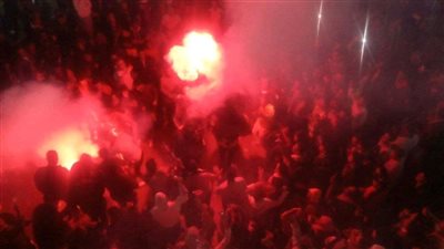 أنصار المستشار الشافعي يحتفلون بإشعال الشماريخ بعد تقدمه في مؤشرات انتخابات نادي أسوان