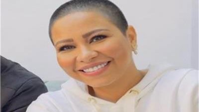 بعد واقعة شيرين عبد الوهاب.. عالم أزهري: مَن تحلق شعرها مريضة نفسية