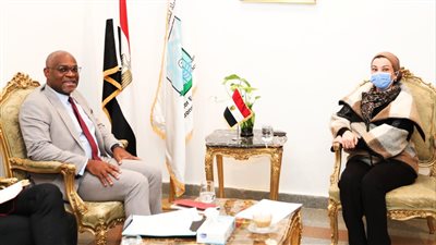 وزيرة البيئة تناقش مع رئيس الوكالة الفرنسية تحضيرات استضافة مؤتمر المناخ بمصر