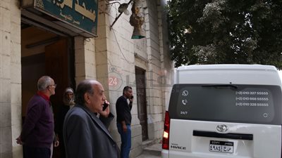 لحظة وصول جثمان محمد عبد الحليم إلى مسجد الشرايبة.. ومنير مكرم أول الحاضرين