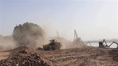 تنفيذ قرارات إزالة على مجرى نهر النيل بأسيوط