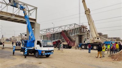 رفع كوبري مشاة أكتوبر بطريق الواحات بالأوناش بعد سقوط أجزاء منه | صور