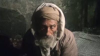 مُسن مصاب بالزهايمر يعيش وسط القمامة بالغربية: مش عارف أنا مين ونفسي أعيش في بيت | بث مباشر