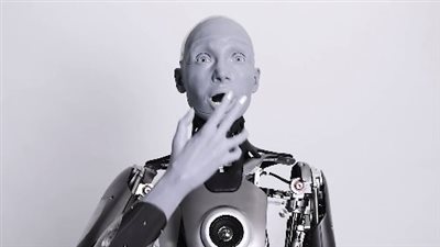 الروبوت أميكا ذو الوجه المرعوب يُثير خوف رواد التواصل الاجتماعي | فيديو جراف