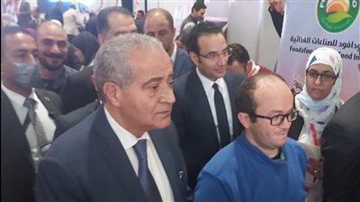 أنا بحبك وعاوز صورة.. وزير التموين يستجيب لشاب من ذوي الهمم | فيديو