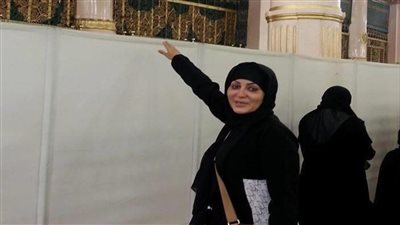 وفاء عامر لـ ابن يحمل أمه المسنة على كتفيه خلال العمرة: يا رب ابني يبقى بار زيك