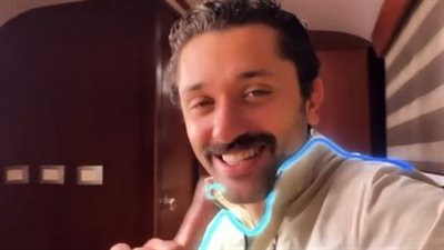 بطريقة ساخرة.. كريم محمود عبد العزيز يقلد عمرو دياب ويغني أنت الحظ